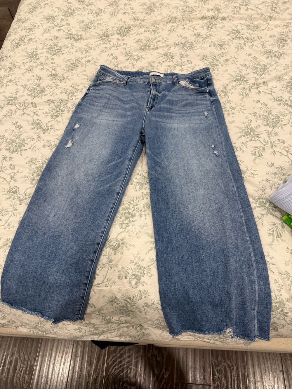 Wide-Leg Distressed Women’s Jeans in Medium Blue